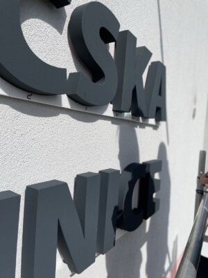 montáž 3D nápisu z polystyrenu